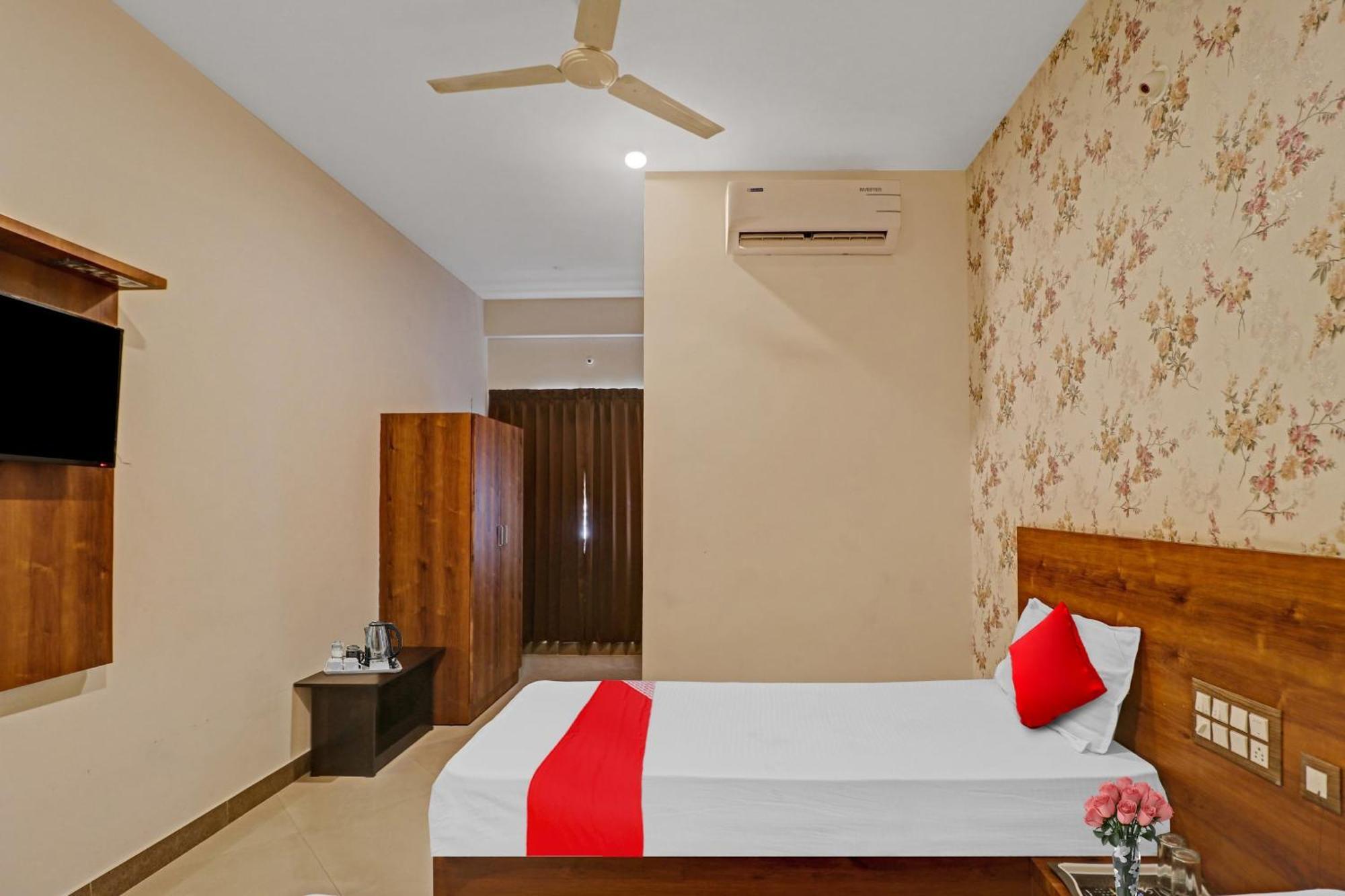 Hotel O Formula Vanivilasa Puram Kültér fotó
